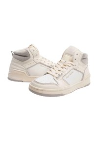 Sneakers alte in pelle bianca sporca con accenti grigio chiaro; punta traforata, chiusura con lacci, colletto imbottito e dettaglio di branding discreto.