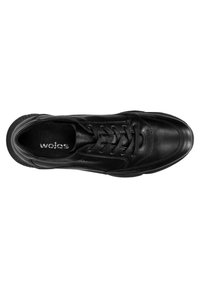 Sneaker in pelle nera con design lacciato, accenti testurizzati e suola imbottita. Logo visibile sulla soletta imbottita.