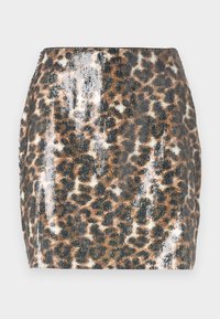 Mini rok met panterprint, voorzien van een glinsterende textuur, een getailleerd ontwerp, bruin en zwart kleuren, en een rechte zoom.