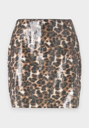 Mini-jupe en imprimé léopard avec texture pailletée, design ajusté, couleurs marron et noir, et ourlet droit.