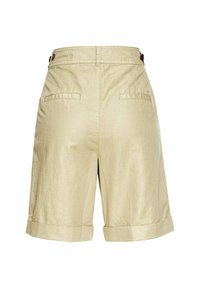 Beige Leinenshorts mit umgeschlagenen Säumen, die eine glatte Textur aufweisen, zwei Gesäßtaschen und geknöpften Taillenakzenten.