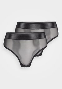 Kaks musta poolläbipaistvat võrkkangast hipster-aluspesu laiale triibulisele kummipaelale, asetatud valgel taustal kattuma.