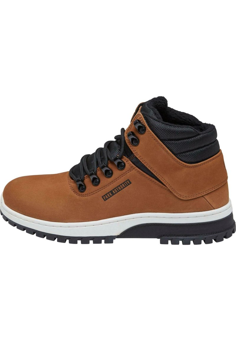 Hnědé semišové polokozačky s černými textilními akcenty, kulatými tkaničkami, kovovými očičkami a texturovanou gumovou podrážkou. Obsahují logo na boku.