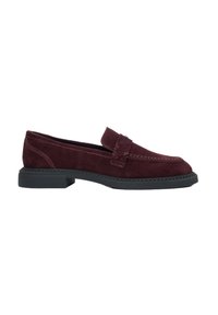 Bordeaux gekleurde suede instapschoenen met een lage zwarte rubberen hak, voorzien van een gestikte bovenkant en een decoratieve accent nabij de wreef.