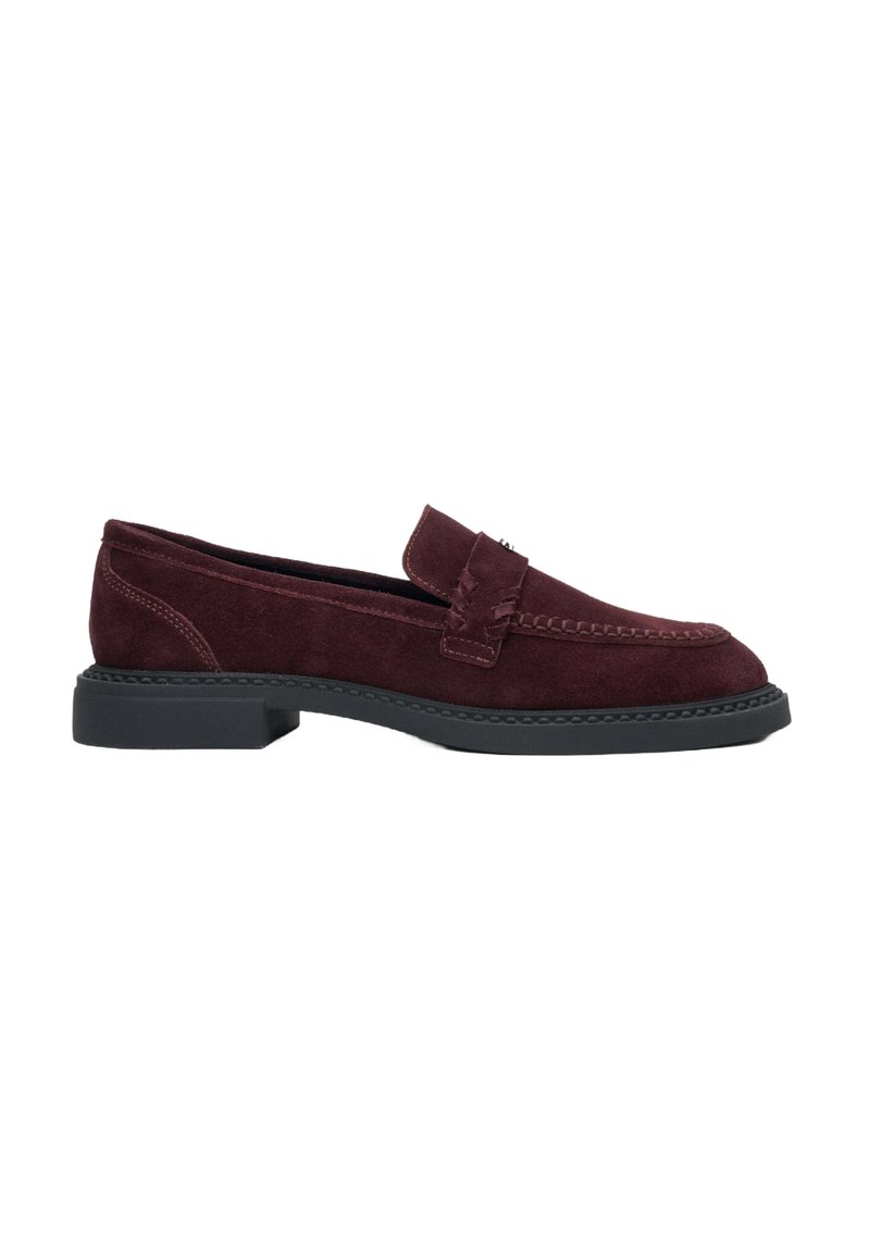 Bordeaux gekleurde suede instapschoenen met een lage zwarte rubberen hak, voorzien van een gestikte bovenkant en een decoratieve accent nabij de wreef.