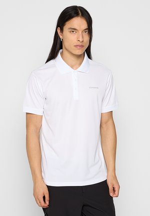 Hvid polo-shirt lavet af glat stof, med en klassisk krave, tre-knaps placket og diskret logo på venstre bryst.