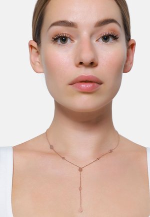 Collier en or rose avec une chaîne délicate, ornée d'accents en forme d'ovale et de goutte, créant un effet superposé. Surface lisse et réfléchissante.