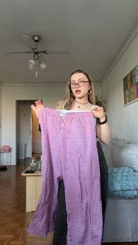 Roza in bela obleka s karirastim vzorcem, z gumbi, dolga in zračna zasnova, izdelana iz lahke tkanine, z zbranim pasom.