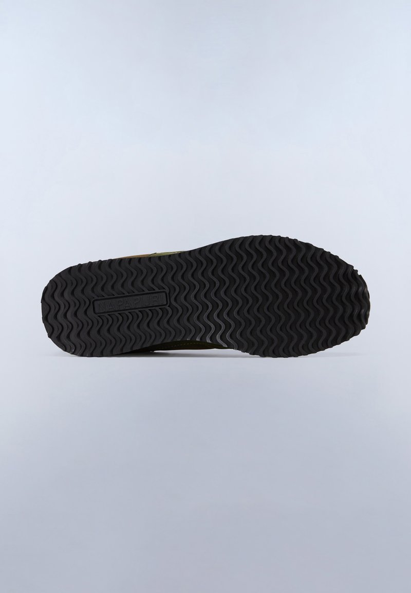 Suela de goma negra con un patrón de relieve ondulado; parte superior de color oliva con acentos de tela texturizada, que presenta un logotipo rectangular en el talón.