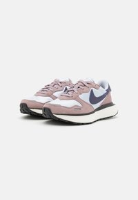 Zapatillas Nike en púrpura y blanco con materiales de ante y malla, puntera redonda, collar acolchado, suela de goma y un destacado logotipo de swoosh.