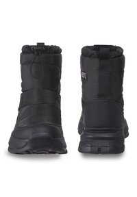 Černé zateplené boty s prošívaným textilním svrškem, upevněné stahovací šňůrkou a odolnou gumovou podrážkou. Obsahují logo a poutko pro snadné nazouvání.