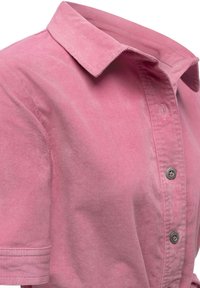 Roze ribfluwelen overhemd met een puntige kraag, voorzien van een knoopsluiting en korte mouwen. De stof heeft een zachte, getextureerde uitstraling.