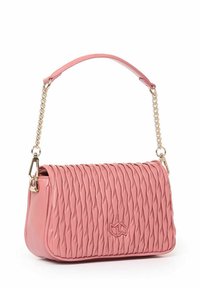 Roze, gewatteerde leren handtas met een kettinghengsel, voorzien van een golfstructuur en een op de voorkant geperst logo.