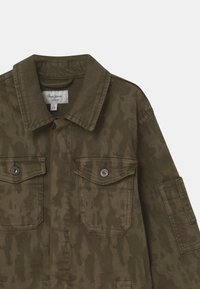 Olivově zelená bunda s maskáčovým vzorem, vybavená dvěma kapsami na prsou, kovovými knoflíky, límcem s špičkami a strukturovaným designem.