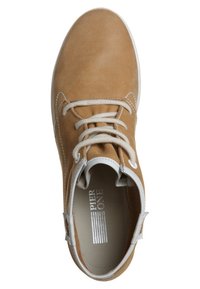 Hellbraune, geschnürte Sneaker aus Leder mit einer glatten Oberfläche, weißen Schnürsenkeln und einem gepolsterten Schaft. Innen sorgt eine markierte Innensohle für Komfort.
