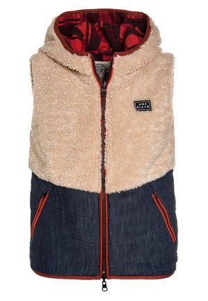 Gilet con cappuccio in pile sherpa beige con fodera a quadri rossi, parte inferiore trapuntata blu navy, cerniera frontale e tasche con zip rifinite in arancione.