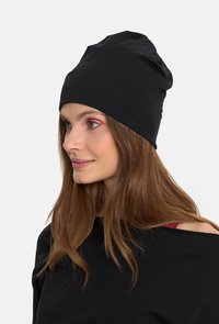 Czarna beanie w luźnym stylu, wykonana z miękkiego, elastycznego materiału, z zebranym wzorem i gładką fakturą. Idealna do codziennych stylizacji.