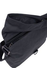 Borsa a tracolla nera con due scomparti con zip, tracolla regolabile e D-ring metallico sul davanti, mostrata parzialmente aperta.