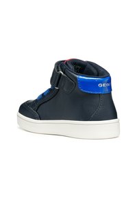 Sneaker alta in pelle blu navy con accenti blu. Presenta una striscia in velcro e una suola in gomma bianca testurizzata. Fodera interna testurizzata.