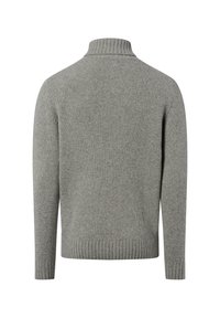 Grijze gebreide trui met een hoge kraag, geribbelde manchetten en boord. Zachte textuur met een subtiel patroon doorheen. Achteraanzicht.