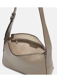 Borsa a spalla in pelle beige con chiusura a zip, dotata di tasca interna e una forma liscia e strutturata. Include una tracolla piatta regolabile.