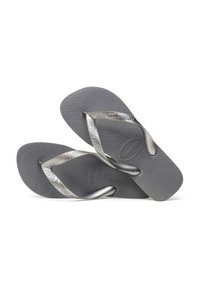 Grå flip-flops med en teksturert såle, sølvstropper med et vevd mønster, og en rund tådesign.