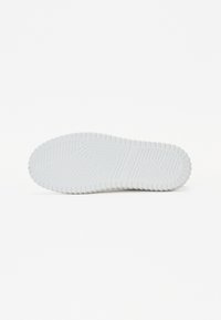 Talpa de sneaker alb din cauciuc, cu un model texturat în zigzag pentru aderență, margine netedă și toc rotunjit.
