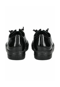 Chaussures noires en cuir verni avec une texture lisse, une forme arrondie et des accents à lacer à l'arrière. La semelle comporte un discret logo.