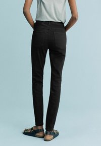 Next STANDARD - Karcsúsított farmerek - black
