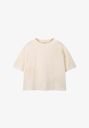 Kurzärmliges, cremefarbenes T-Shirt aus Baumwolle mit bestickten Muschelmotiven an verschiedenen Stellen. Rundhalsausschnitt, lockere Passform und weiche Textur.