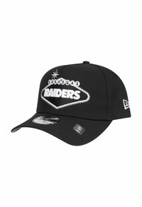 Casquette noire avec un logo "Las Vegas Raiders" brodé en blanc, visière incurvée et fermeture arrière ajustable.