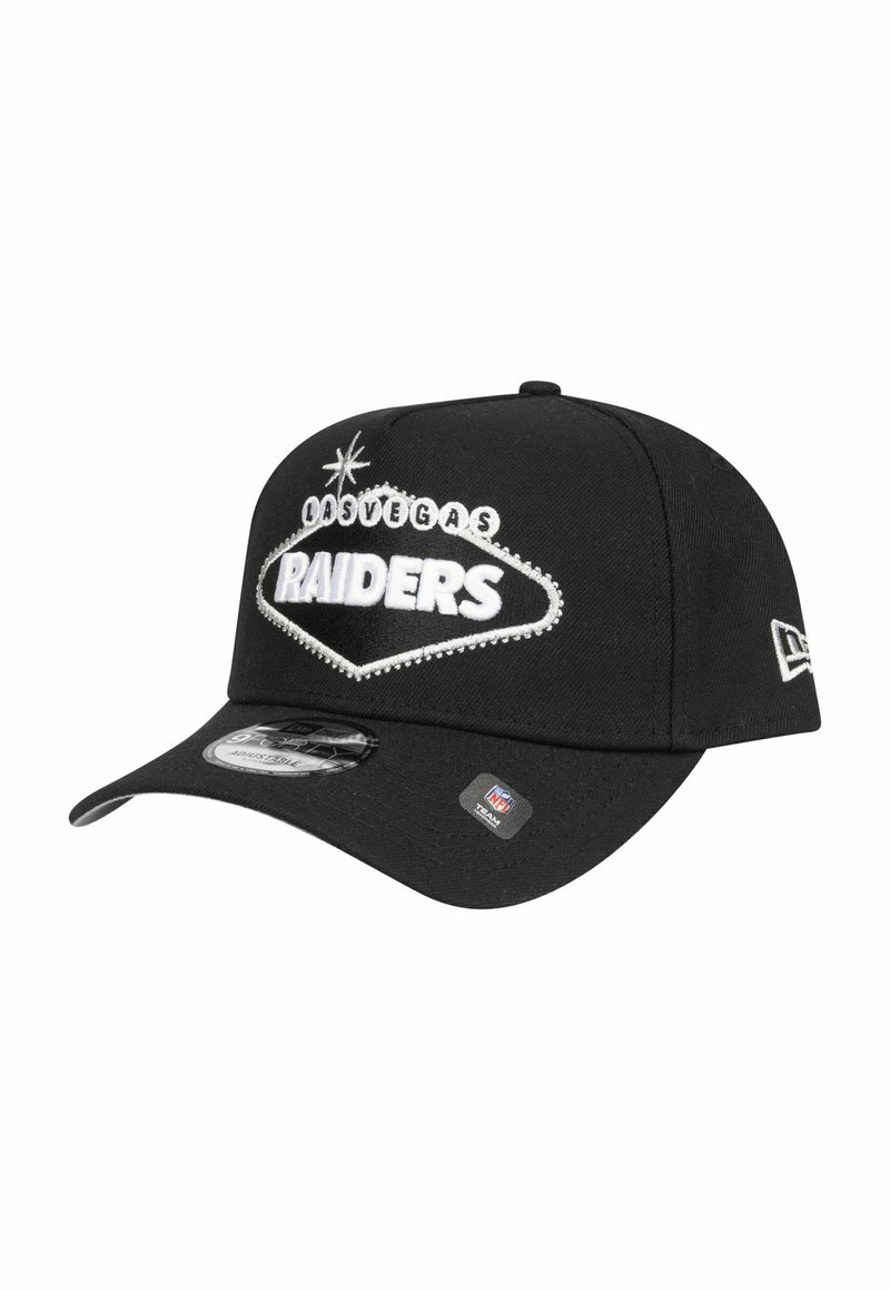 Casquette noire avec un logo "Las Vegas Raiders" brodé en blanc, visière incurvée et fermeture arrière ajustable.