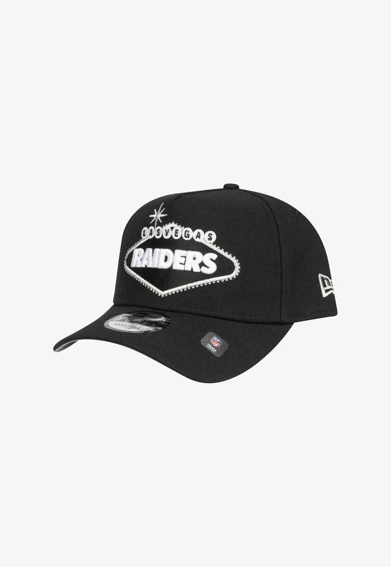 Casquette noire avec un logo "Las Vegas Raiders" brodé en blanc, visière incurvée et fermeture arrière ajustable.