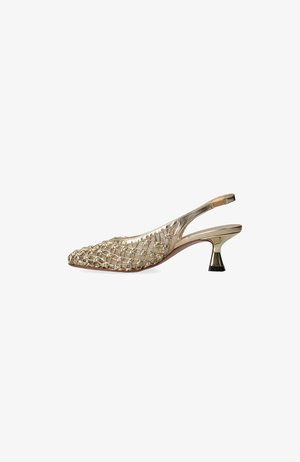 Scarpa con tacco slingback dorata con tomaia metallica intrecciata e tacco curvo di media altezza su sfondo bianco.