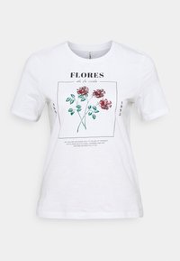 Hvid bomulds t-shirt med et blomstermotiv af røde roser og grønne blade, korte ærmer og rund halsudskæring. Tekst inkluderet under designet.
