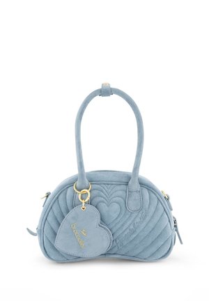 Borsa a mano in suede azzurro chiaro con motivo trapuntato a cuore, doppi manici e una targhetta a forma di cuore con "tes braccialini" in lettere dorate.
