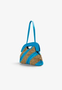 Borsa in paglia intrecciata con dettagli in pelle blu e manico rigido. Presenta strisce blu diagonali su una base naturale color tan.