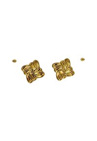 Orecchini in metallo color oro a forma quadrata con un design testurizzato e rigato, caratterizzati da quattro sezioni simili a petali. Include una piccola chiusura.