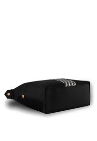 Bolsa tote rectangular negra con patrón geométrico en la parte superior, cierre de botón dorado y panel inferior texturizado, mostrada plana y de lado.