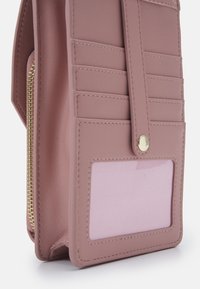 Portafoglio in ecopelle rosa, testurizzato, con chiusura a zip, più scomparti per carte e una finestra trasparente per l'ID. Accentuato con accessori in oro.