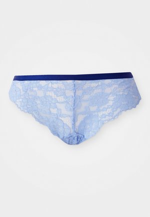 Lichtblauwe kanten slipjes met bloemenpatronen en een donkeren elastische tailleband op een witte achtergrond.
