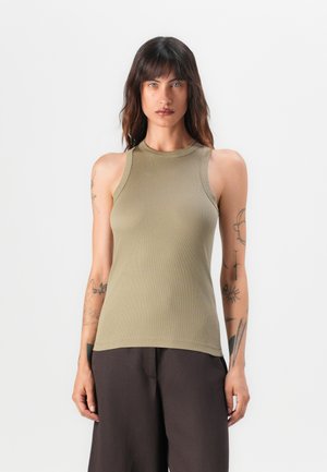 Oliven grønn ermeløs ribbestrikket tanktopp med høy hals og tettsittende fasong, laget av myk jersey-stoff. Enklere design, minimal detaljer.