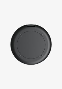 Rond, matte zwarte voorwerp met een gladde oppervlakte, een centrale cirkelvormige sectie en een klein scharnier; heeft twee kleine gaatjes langs de rand.