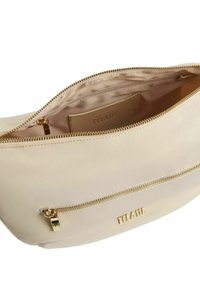 Borsa a pochette in pelle beige con dettagli dorati, dotata di una cerniera superiore e una tasca con cerniera frontale. Texture liscia e design minimalista.