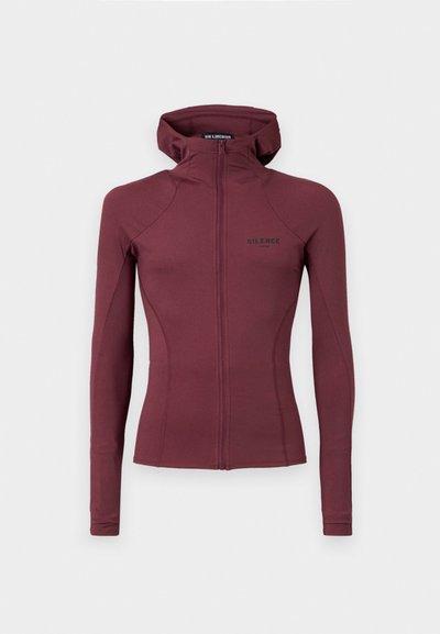 Casaco vermelho escuro com fecho zip e um design ajustado, gola alta e mangas longas. Apresenta um logótipo no peito e um tecido liso e elástico.