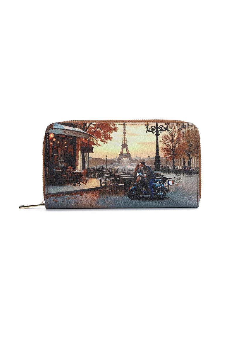 Portafoglio con scena di strada di Parigi, Torre Eiffel sullo sfondo, caffè all'aperto e coppia in scooter al tramonto.