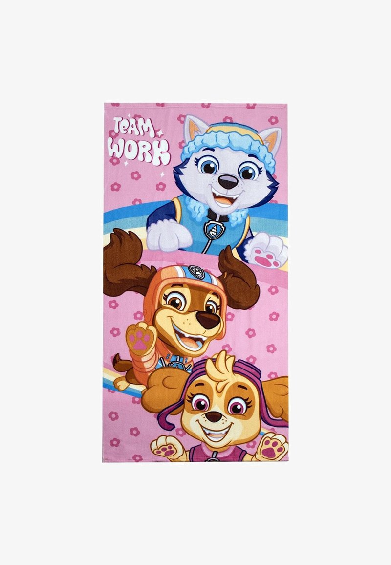 Różowy ręcznik z kreskówkowymi psami i napisem "TEAM WORK". Postacie mają jasne kolory, wyraziste miny i wzory kwiatowe w tle.