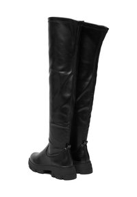Cizme din piele neagră, peste genunchi, cu o textură netedă, talpa din cauciuc rezistentă și fermoare laterale pentru a fi ușor de purtat.