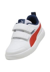 Sneaker sportive bianche con accenti rossi e dettagli blu, dotate di due cinturini in velcro e suola in gomma testurizzata.