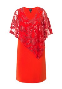 Robe courte rouge avec décolleté en V et surcouche asymétrique en tulle transparent ornée de broderies florales et de sequins.